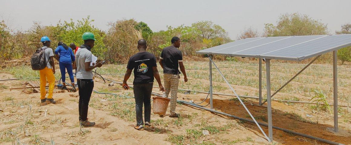 Dans la région de Ouagadougou (Burkina Faso), 40 maraichères et maraichers ont bénéficié de subvention pour investir dans une pompe solaire immergée dans la cadre du projet IRRINN © Diro Toé